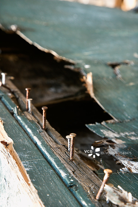 腐朽结构上的生锈钉子图片素材