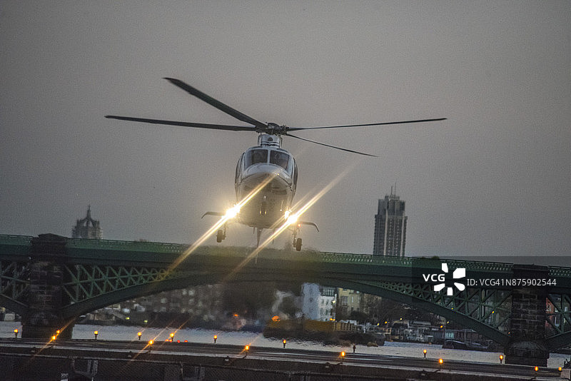 空中起飞图片素材