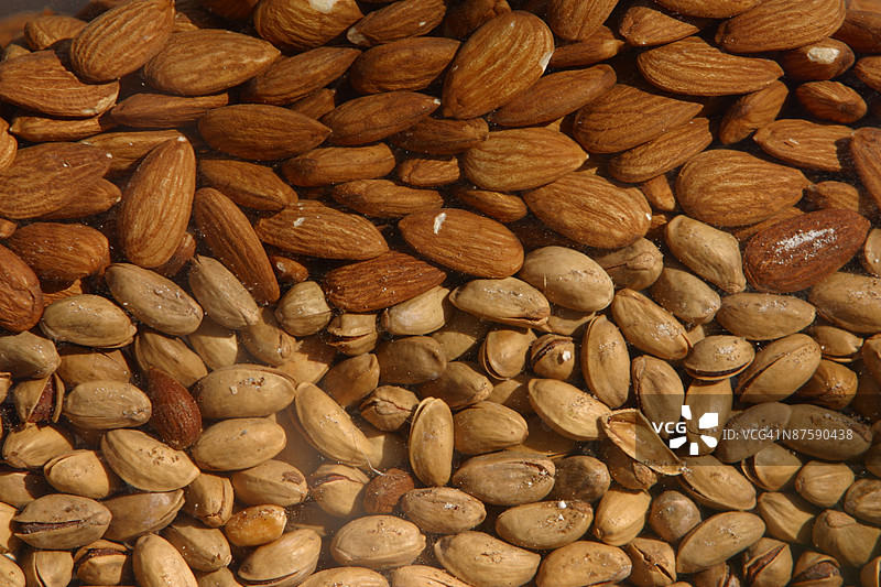 带壳的杏仁和开心果图片素材