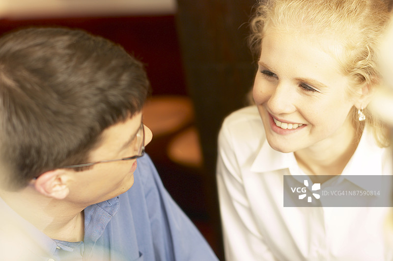 情侣交谈图片素材