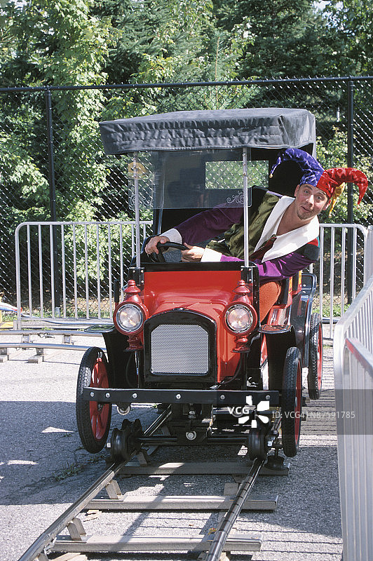 狂欢节车上的小丑图片素材