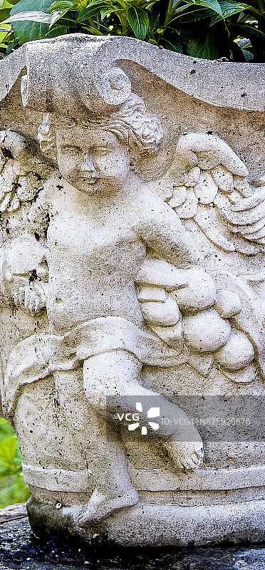 春天里的盆栽天使雕像（竖版）图片素材