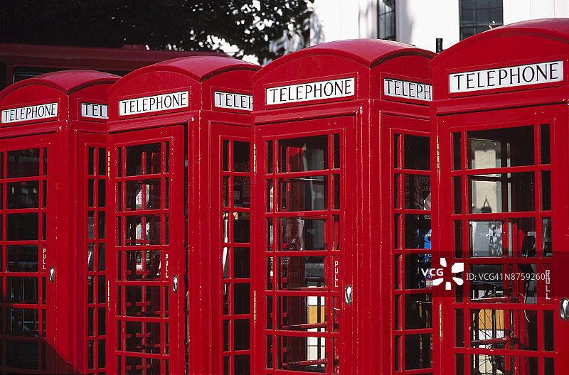 一排英国电话亭图片素材