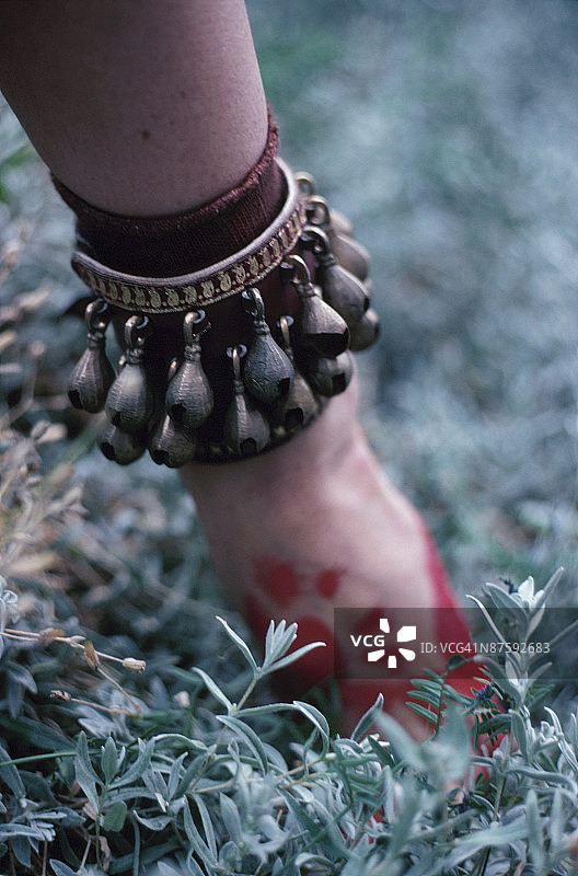 戴脚链的人图片素材