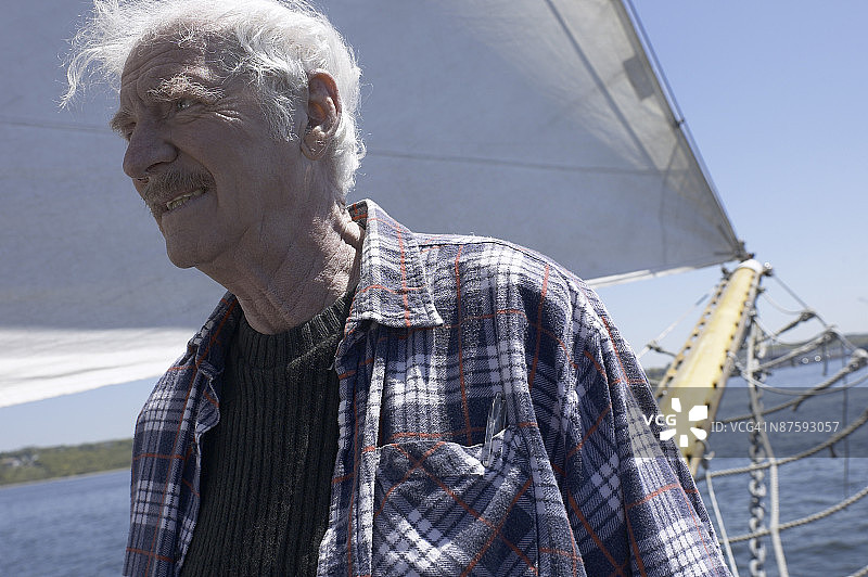 站在船上的水手图片素材