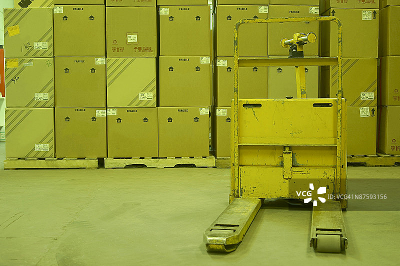 仓库中的盒子图片素材