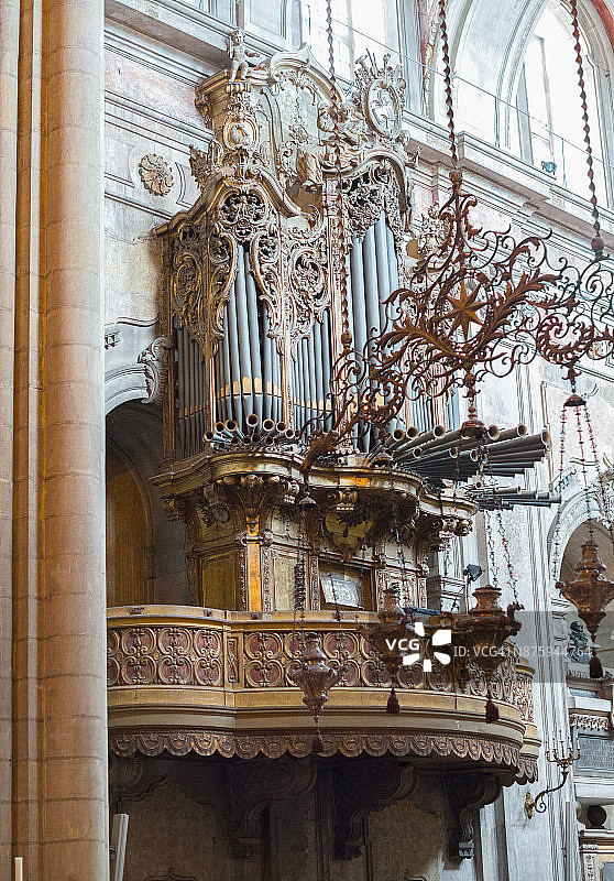 天主教堂内的古老雕花管风琴图片素材