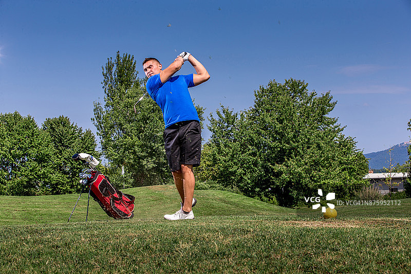 高尔夫球手开球图片素材