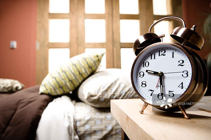 卧室床头柜上的闹钟图片素材