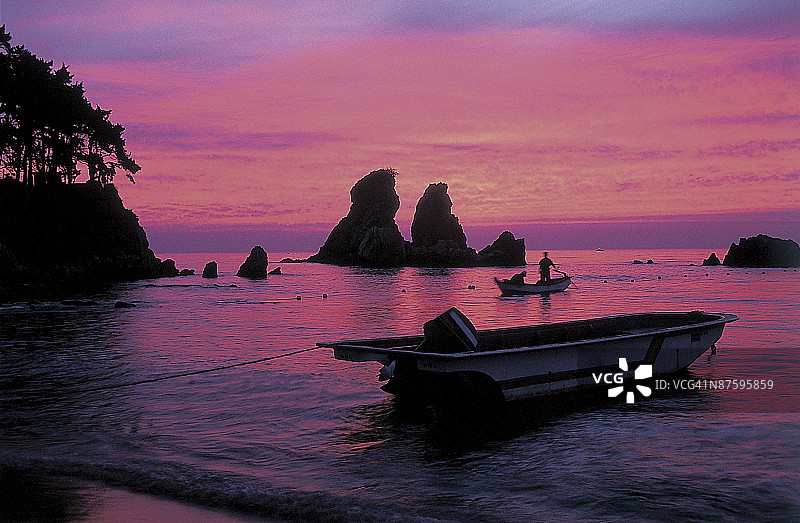 人们在黄昏时捕鱼图片素材