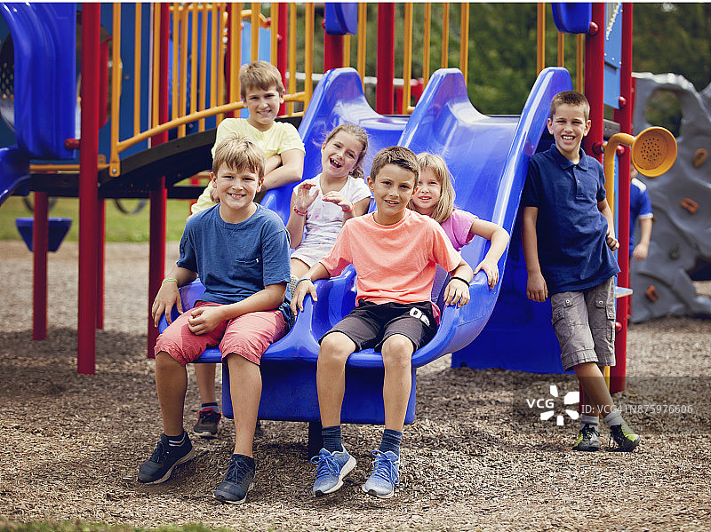 在游乐场玩耍的一群孩子图片素材