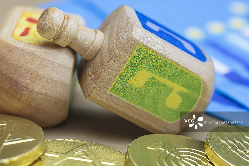 传统光明节陀螺、餐巾和巧克力金币图片素材