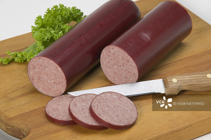 砧板上的夏日香肠图片素材