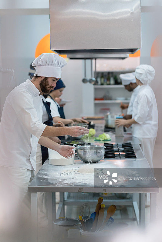 厨师在意大利餐厅制作披萨面团图片素材