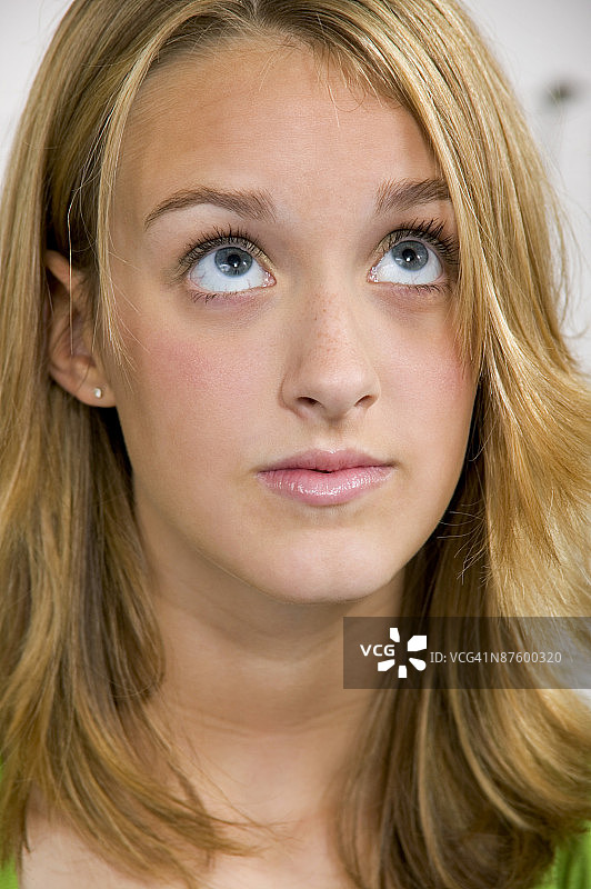 向上看的少女图片素材