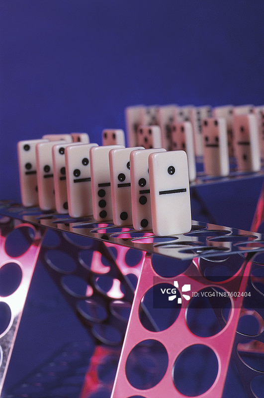 排列的多米诺骨牌图片素材