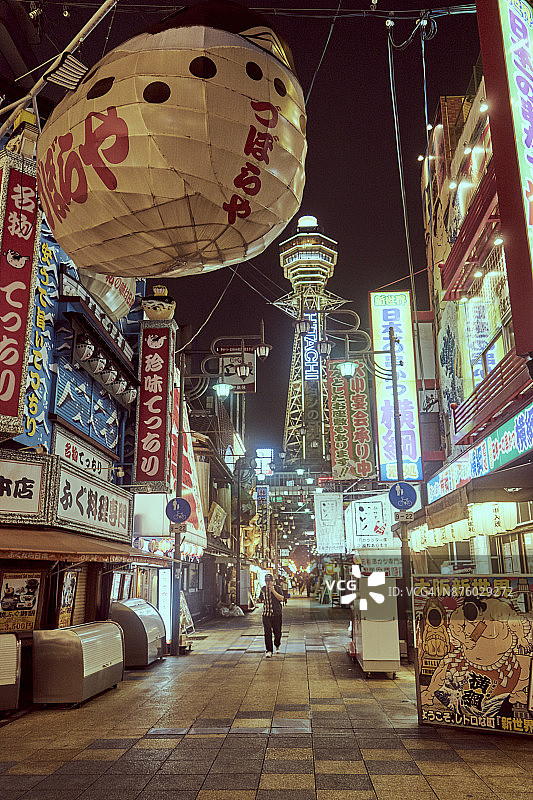 大阪塔与新世界区霓虹灯广告夜景图片素材