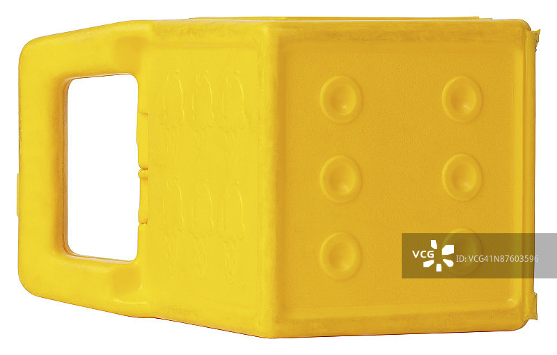 白色背景下的黄色容器特写镜头图片素材