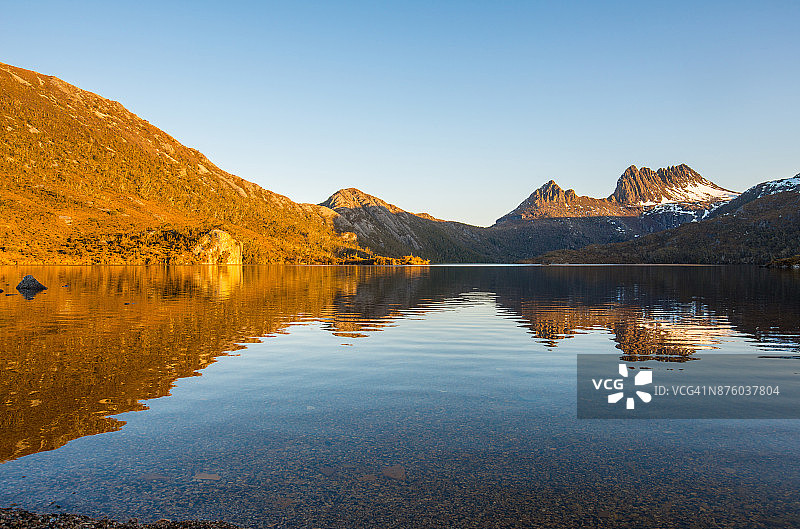 摇篮山在鸽子湖的日落倒影图片素材