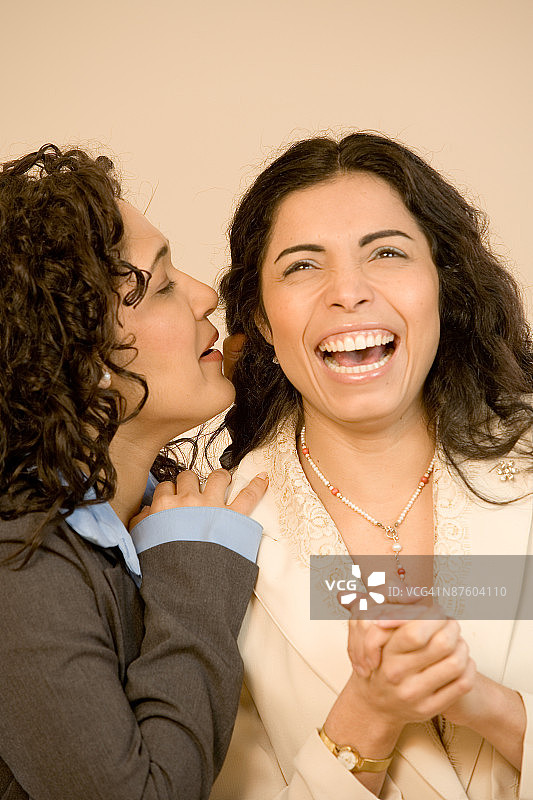 同事们分享一个秘密图片素材