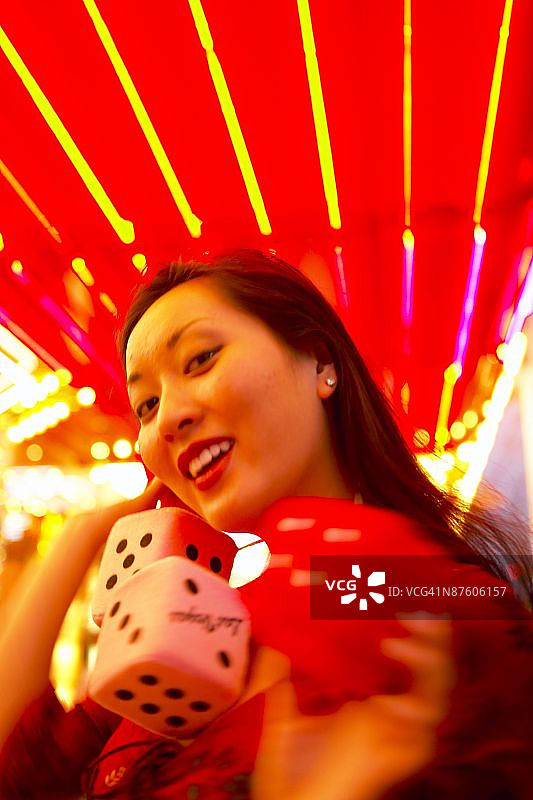 拿着模糊骰子的女人，内华达州拉斯维加斯图片素材