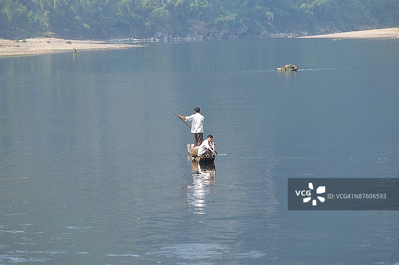 在中国划船钓鱼的男人图片素材