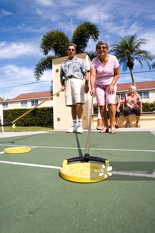 人们在玩滑板球游戏图片素材