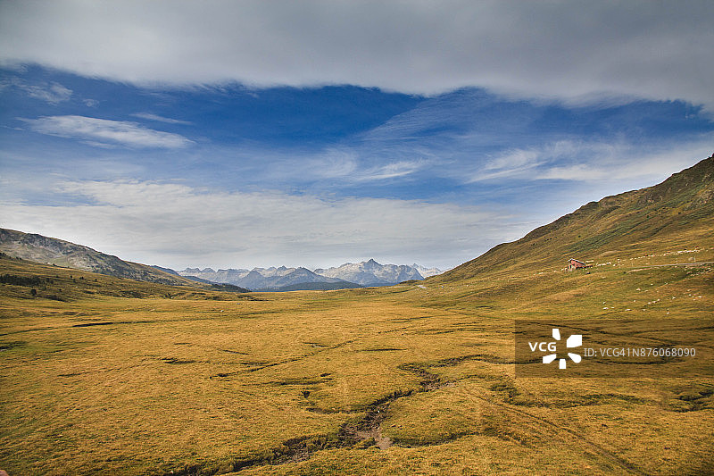 令人惊叹的群山平原景色图片素材