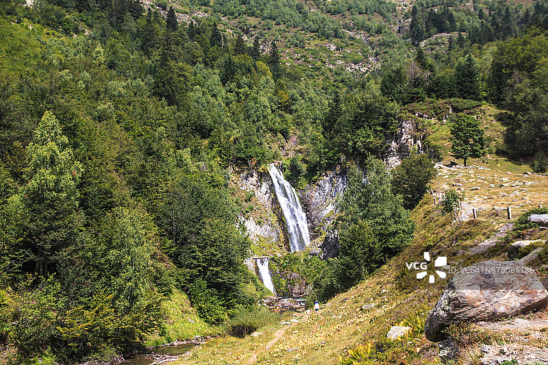 山间瀑布的自然风光图片素材