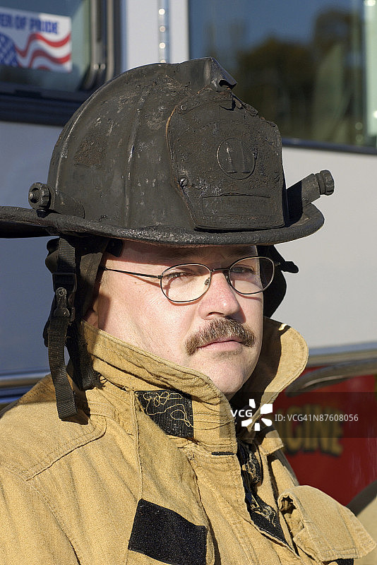 身穿安全服的消防员图片素材