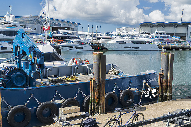 多塞特郡普尔港繁忙的造船场景图片素材