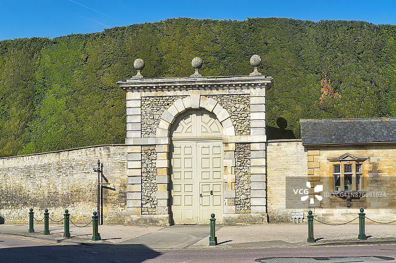 英国科茨沃尔德锡伦塞斯特公园著名紫杉树篱和古老公园大门图片素材