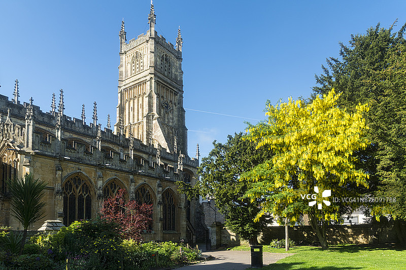 科茨沃尔德斯圣约翰教堂，英国金链花盛开图片素材