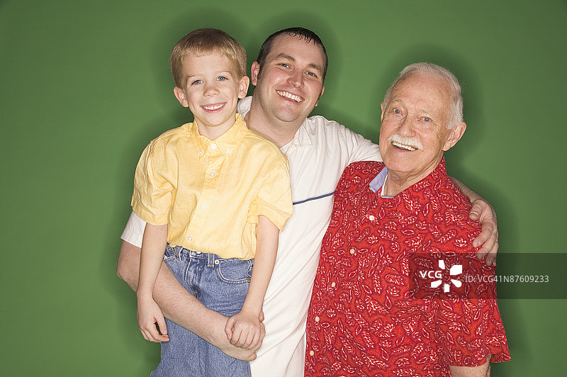 小男孩和两个男人图片素材