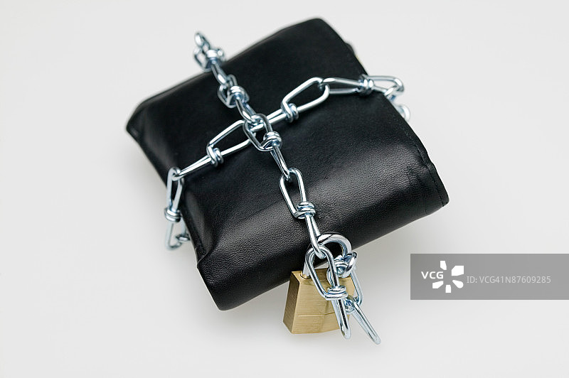 带锁和链条的钱包图片素材
