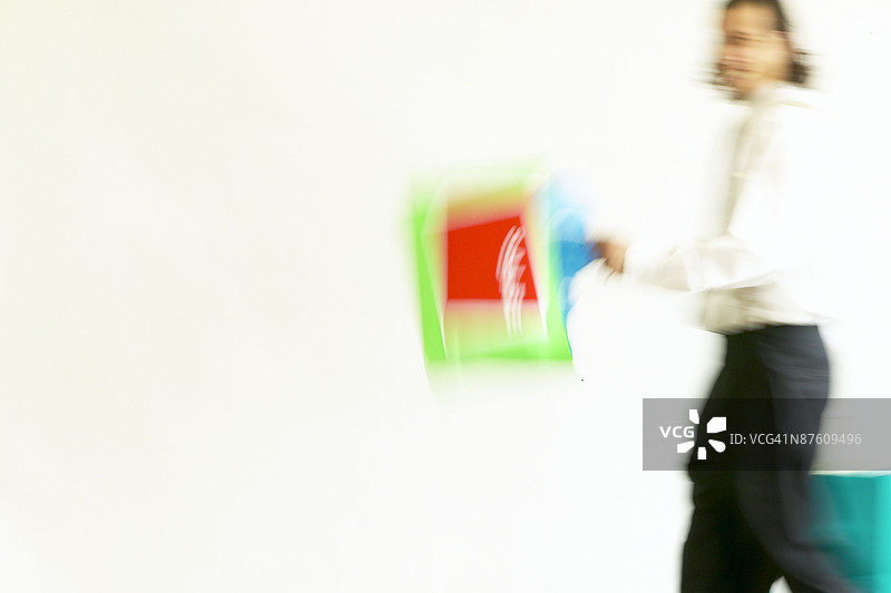 时尚男士提着购物袋图片素材