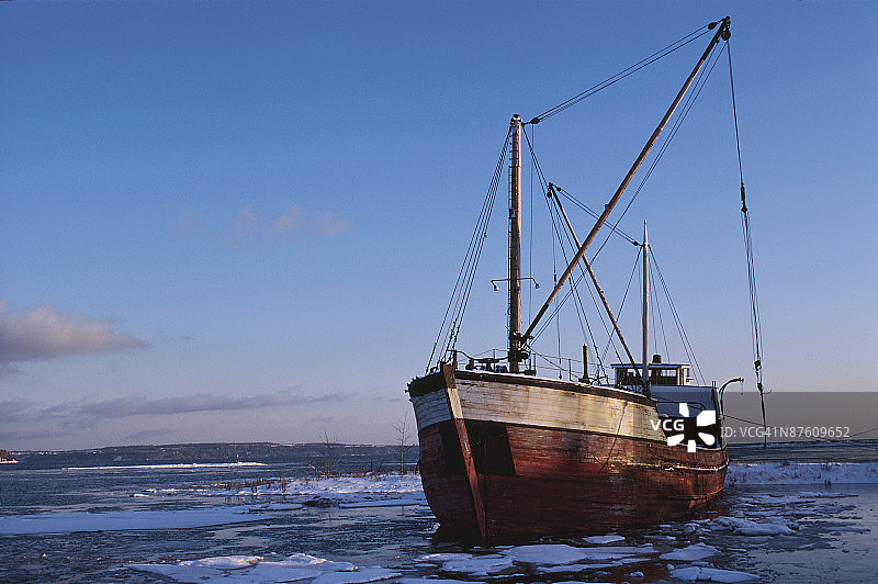 加拿大海面上的冰块与渔船图片素材