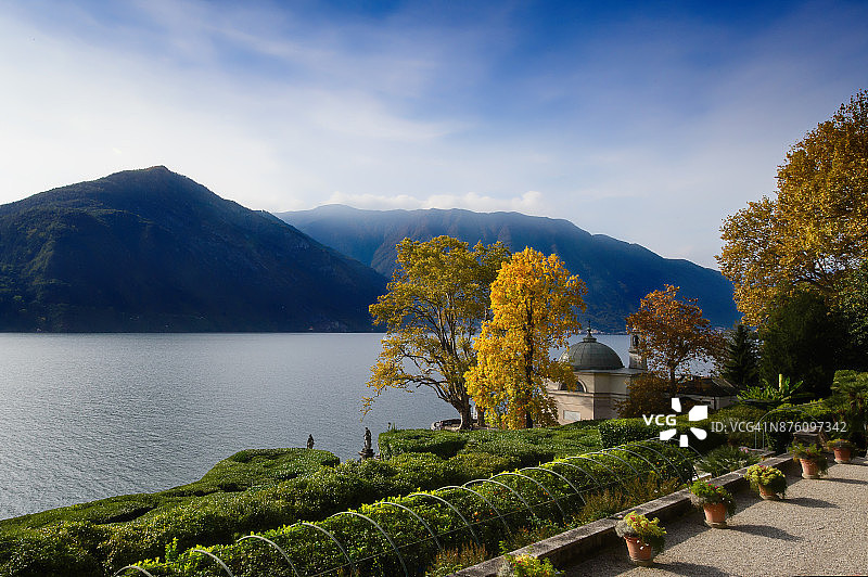 从卡洛塔别墅眺望科莫湖的秋景图片素材