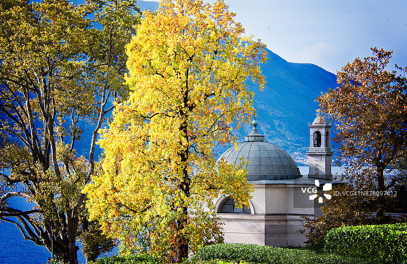从卡洛塔别墅眺望特雷梅佐和科莫湖，意大利图片素材