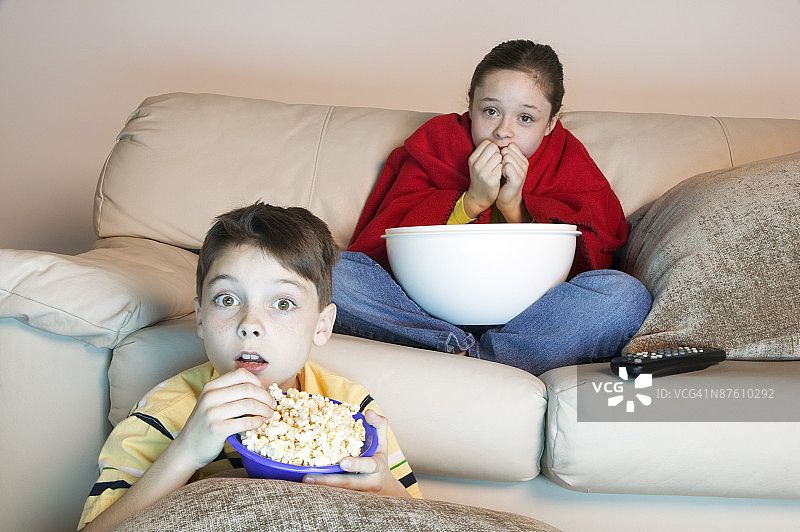 孩子们在看电视图片素材