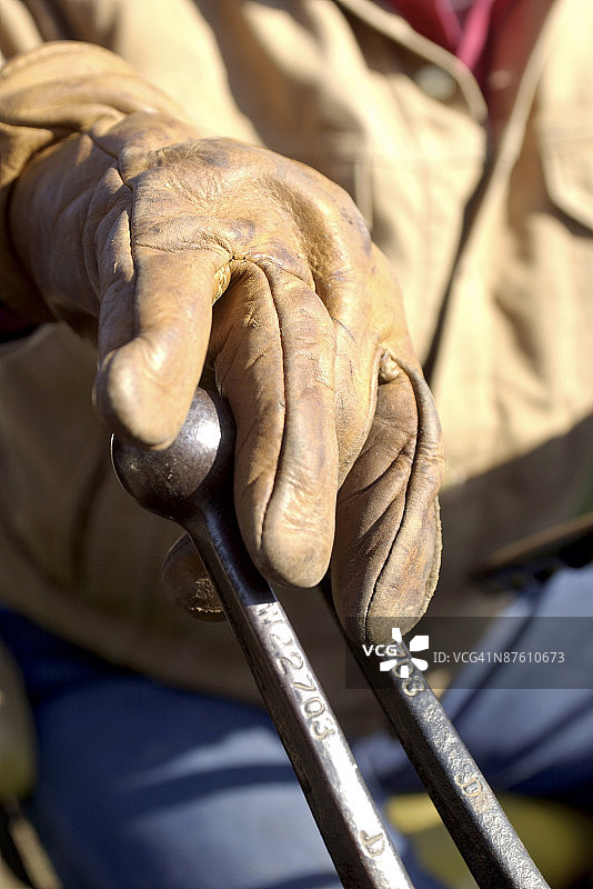 男子操作重型机械图片素材