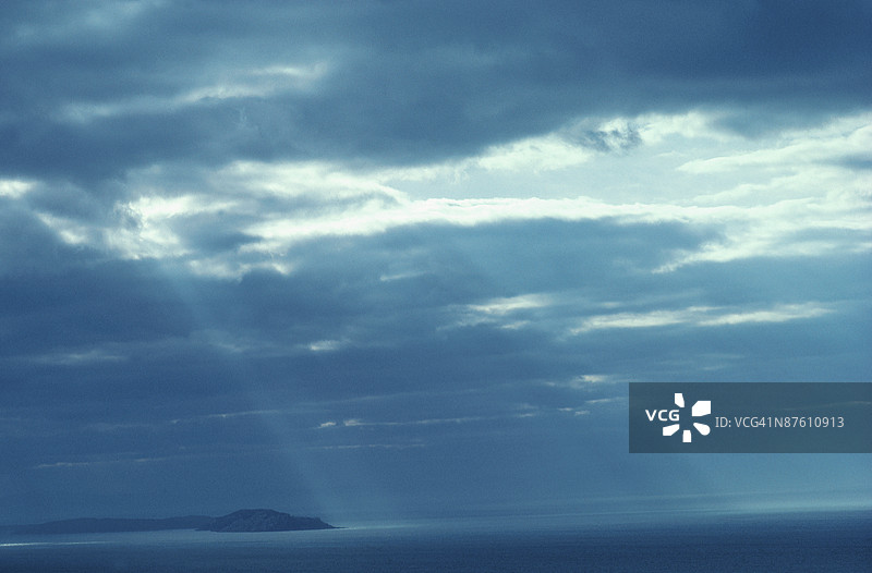 阳光照耀着海景图片素材