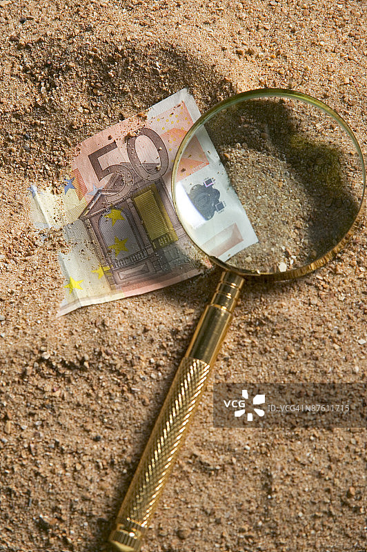 放大镜下的50美元纸币图片素材
