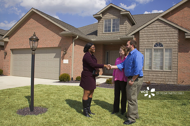 情侣和女商人住宅前合影图片素材
