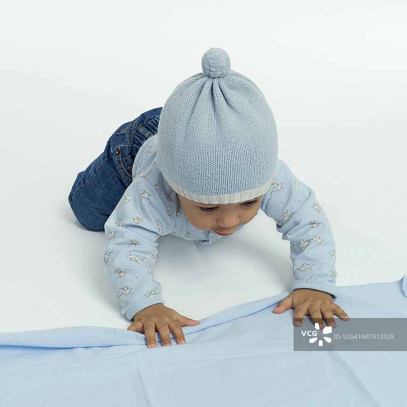 宝宝爬向毯子图片素材