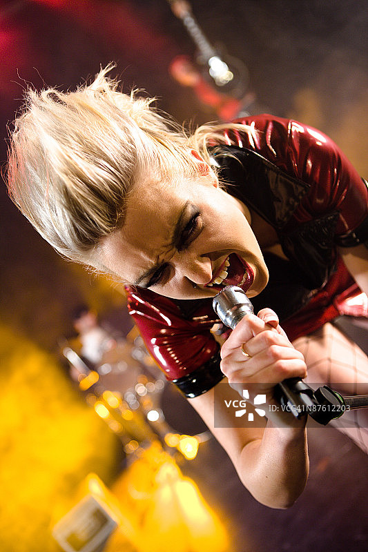 女歌手对着麦克风尖叫图片素材