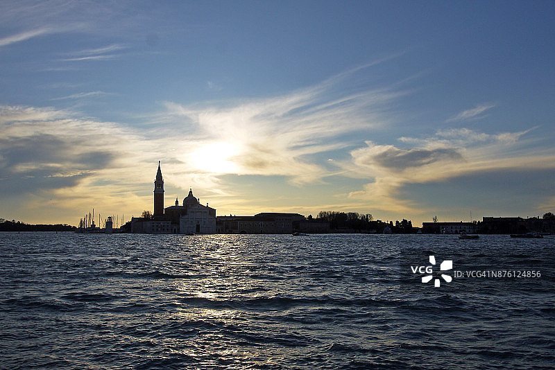 圣乔治马焦雷岛在阴沉傍晚天空下的天际线图片素材