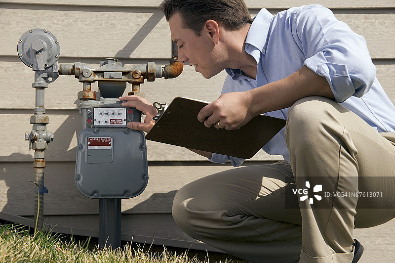 男人用写字板检查仪表图片素材