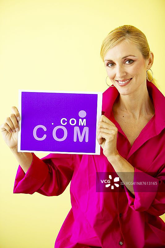 女人拿着广告海报图片素材