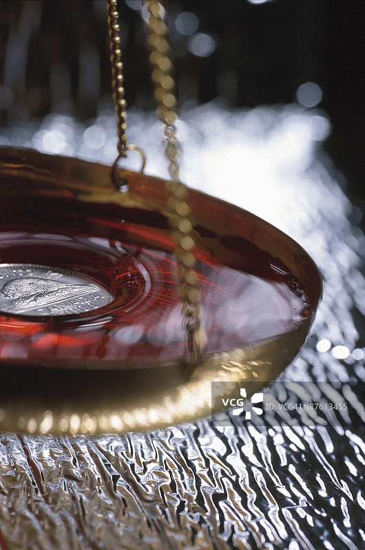 天平上的硬币和液体图片素材